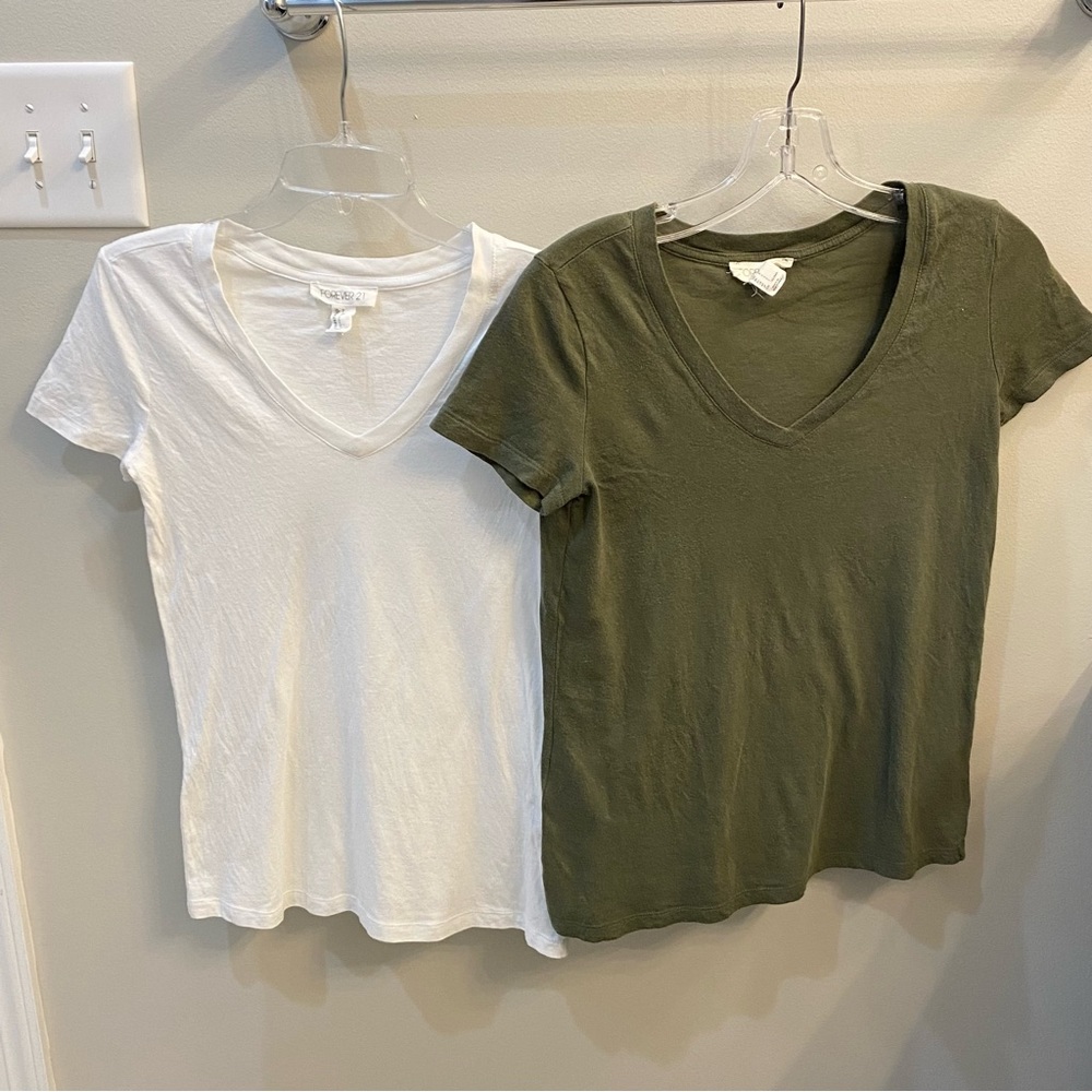 Forever 21 V-Neck S/S Tee Shirts White & Olive Green S